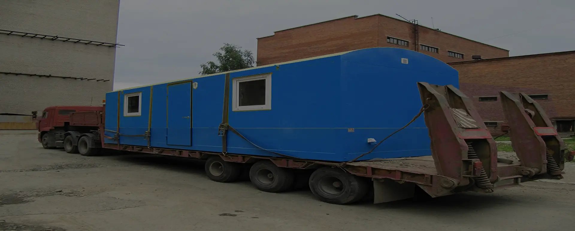 Заказать безопасную и качественную перевозку вагон домов и блок комнат по России из Большого Козино специализированными низкорамными тралами